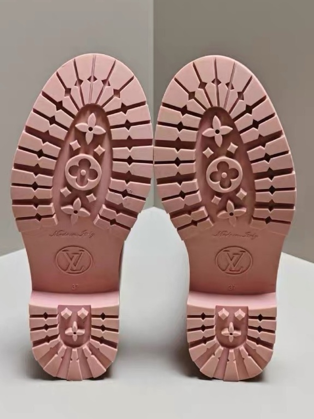 ❌sold❌🚩steal Louis Vuitton Pale Pink Monogram Rain Boots for Women - Picture 5 of 5